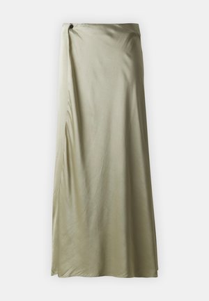 Lange, olijfgroene rok van gladde stof met een gewikkeld ontwerp, voorzien van een zijsplit en een decoratieve knoopdetails bij de tailleband.