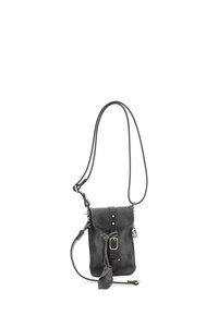 Čierna kožená crossbody taška s predným klopovým uzáverom, prackou, nastaviteľným popruhom a kovovými detailami. Štruktúrovaný povrch s malou štítkovou nálepkou.