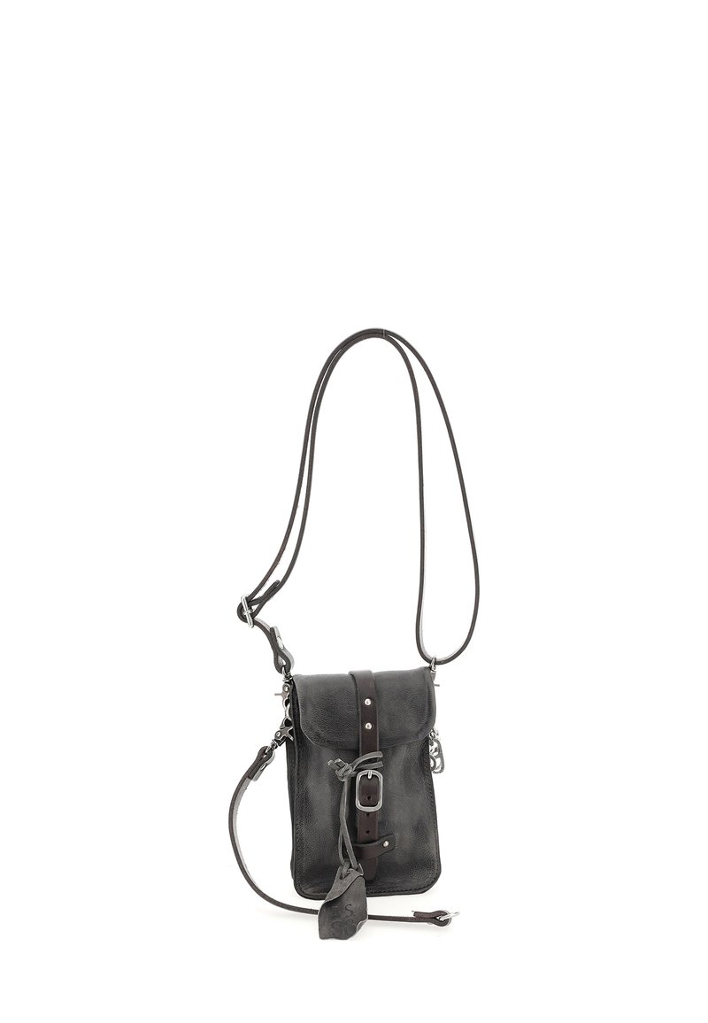 Čierna kožená crossbody taška s predným klopovým uzáverom, prackou, nastaviteľným popruhom a kovovými detailami. Štruktúrovaný povrch s malou štítkovou nálepkou.