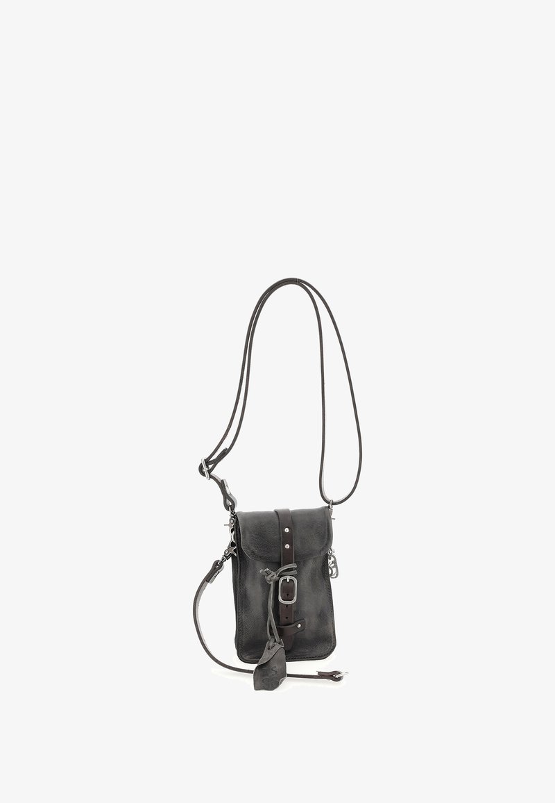 Čierna kožená crossbody taška s predným klopovým uzáverom, prackou, nastaviteľným popruhom a kovovými detailami. Štruktúrovaný povrch s malou štítkovou nálepkou.