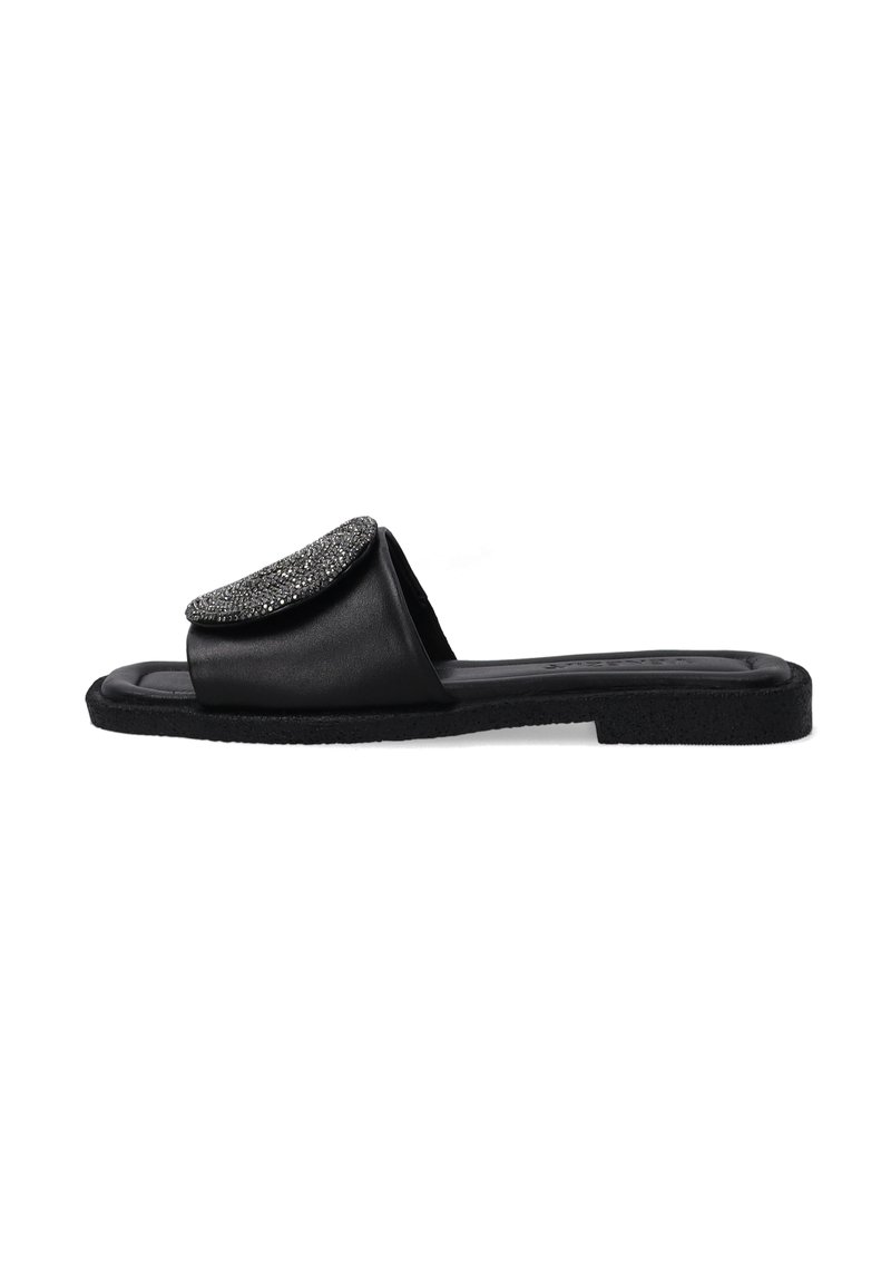 Sort flad slidesandal med en struktureret strop, der har en rund, udsmykket detalje. Blødt materiale med en flad gummisål.