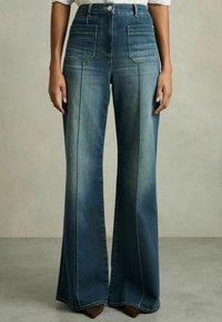 Reiss SAKURA PATCH POCKET - Jeans a zampa - mid blue