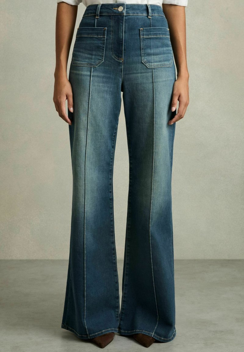 Reiss SAKURA PATCH POCKET - Jeans a zampa - mid blue