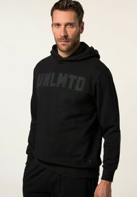 Sort sweatshirt lavet af blødt stof, med et stort præget "UNLMTD"-logo på forsiden, en hyggelig hætte og ribbede manchetter.
