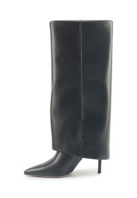 Crne kožne čizme na visokom potplatu s oštrim vrhom i šupljom iznad koljena, koje imaju elegantnu, glatku teksturu i minimalne šavove.