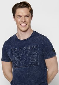 Koroshi SHORT SLEEVE - Marškinėliai su spaudiniu - indigo blue