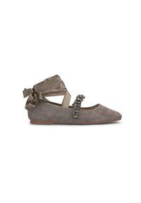 Ballerines en suède gris avec un bout arrondi, une sangle ornée et un nœud en satin à la cheville. Présentent une texture subtile et une semelle basse.