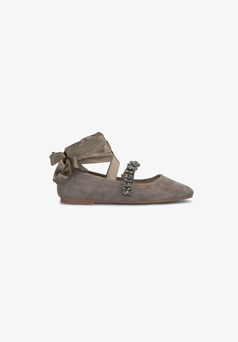 Ballerines en suède gris avec un bout arrondi, une sangle ornée et un nœud en satin à la cheville. Présentent une texture subtile et une semelle basse.