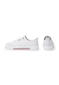 Weiße synthetische Sneakers mit perforierten Seiten, runder Zehenpartie, weißen Gummisohlen und roten Akzenten auf der Sohle. Mit einer Schlaufe hinten für ein einfaches Anziehen.