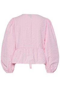 Ružová blúzka s ribánkovou textúrou, nadýchanými rukávmi a peplum lemom. Obsahuje okrúhly výstrih a detail s viazaním na chrbte.