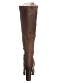 Braune Lederstiefel bis zum Knie mit strukturiertem Finish, Reißverschluss hinten und Blockabsatz. Das Innenfutter besteht aus einem weichen, hellen Material.