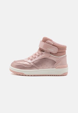 Zapatilla alta rosa con cuello acolchado, laterales perforados, tira de velcro, cordones en la parte delantera y suela de goma blanca, con la marca "GEOX" en la tira y la suela.