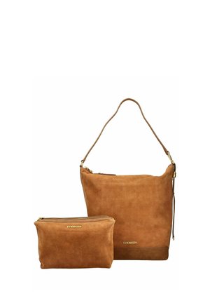 Braune Wildleder-Schultertasche mit passendem Reißverschluss-Etui, beide mit goldenem Steve Madden Logo und Reißverschluss-Details auf weißem Hintergrund.