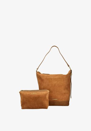 Sac à bandoulière en daim marron avec une pochette zippée assortie, tous deux ornés du logo Steve Madden doré et de détails de fermeture éclair sur fond blanc.