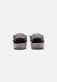 Nike Sportswear CALM MULE UNISEX - Iešļūcenes - flat pewter