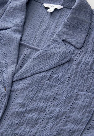 Lichtblauwe gestructureerde blazer met een ruitpatroon, voorzien van een gekleed kraag, een enkele zak en subtiele stiksels.