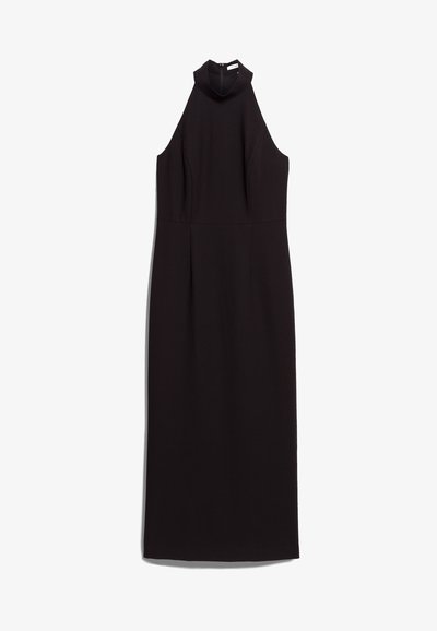 Robe noire sans manches avec un col haut, un corsage ajusté et une silhouette droite. Fabriquée en tissu lisse avec une fermeture éclair au dos dissimulée.