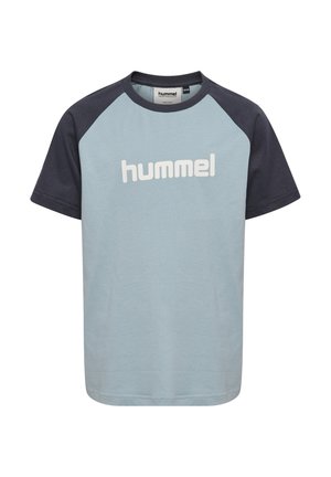 Lyseblå T-shirt med korte ærmer, mørkeblå raglanærmer og "hummel"-logo trykt i hvidt på brystet.