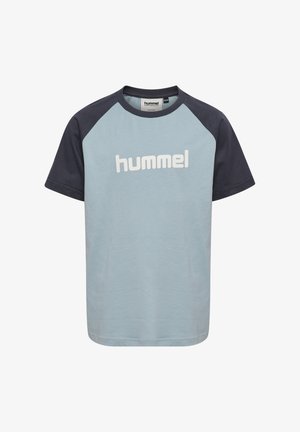 Hellblaues T-Shirt mit kurzen Ärmeln, dunkelblauen Raglanärmeln und weiß auf die Brust gedrucktem "hummel"-Logo.
