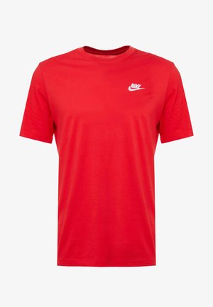 T-shirt in cotone rosso a maniche corte con collo rotondo, dotato di un logo Nike bianco sulla parte sinistra del petto. Tessuto morbido e design casual.