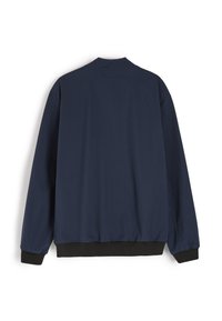 Granatowa bomberka wykonana z lekkiego materiału, z okrągłym dekoltem, elastycznymi mankietami oraz czarnym ściągaczem u dołu. Gładka faktura.