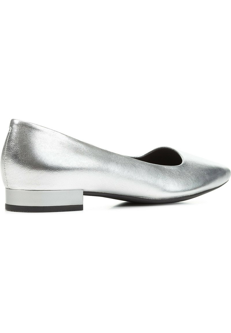Silberne metallische Ballerinas mit spitzem Schuh und niedrigem rechteckigem Absatz; glatte Textur mit einem einfachen, minimalen Design.
