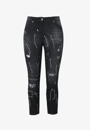 Jeans in denim nero con dettagli di spruzzi di vernice bianca, sezioni strappate e un design slim fit, chiusura con bottone e passanti per la cintura.