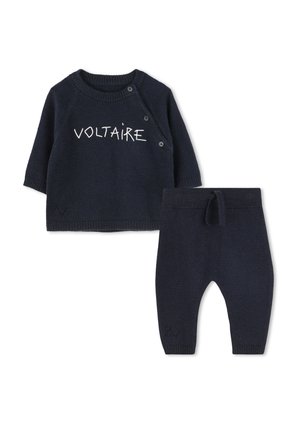 Ensemble tricot marine comprenant un haut à manches longues avec le texte "VOLTAIRE" et un détail de boutons, associé à un pantalon assorti avec une taille à cordon.