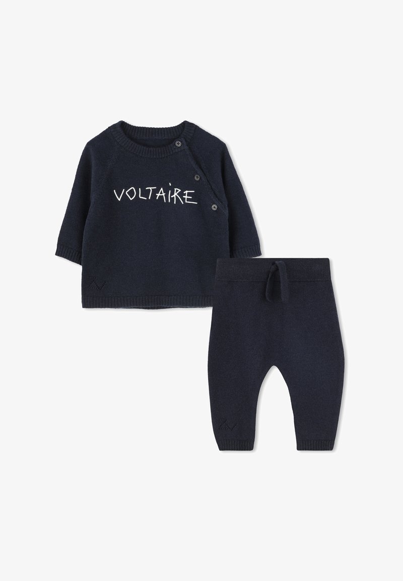 Ensemble tricot marine comprenant un haut à manches longues avec le texte "VOLTAIRE" et un détail de boutons, associé à un pantalon assorti avec une taille à cordon.