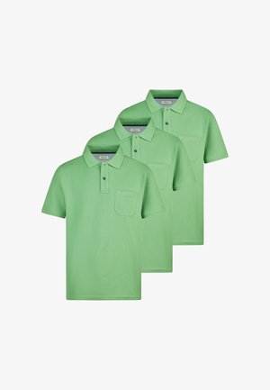 Drei hellgrüne Poloshirts mit kurzen Ärmeln, Kragen und Brusttaschen, überlappend auf weißem Hintergrund angeordnet.