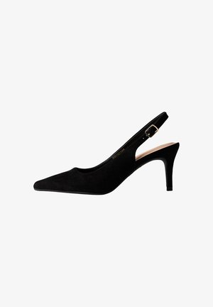 Zwarte suède pump met puntige neus, slingback-ontwerp, slanke middenhoge hak en verstelbare gouden gesp.