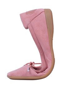Flexibele roze suède balletschoen met een bruine rubberen zool en verstelbare veter met zilveren uiteinden, getoond in een half gevouwen positie.