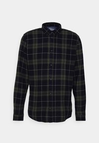 Camicia button-up a quadri in blu navy scuro e verde oliva, con colletto, maniche lunghe e una tasca sul petto. Tessuto morbido.