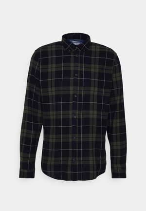 Camisa de botonadura en un patrón de cuadros en azul marino y verde olivo, con cuello, mangas largas y un bolsillo en el pecho. Textura de tela suave.