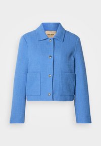Μπλε υφασμάτινο cropped σακάκι με κλασικό γιακά, κλείσιμο με κουμπιά στο μπροστινό μέρος και δύο εξωτερικές τσέπες. Τα υλικά φαίνονται υφασμένα με διακριτικό σχέδιο.