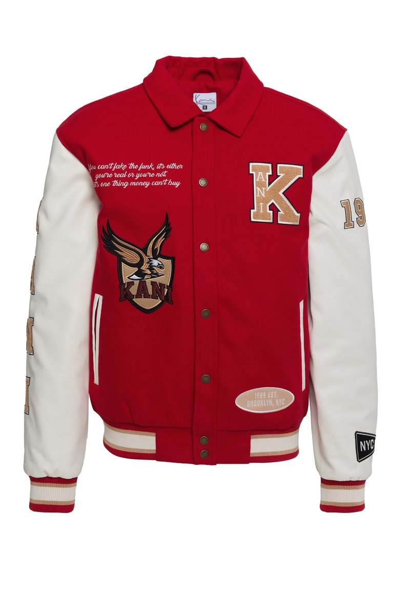 Röd och vit varsityjacka med guld accenter, som har broderad text, en örnlogotyp och märken. Knappstängning fram och ribbade ärmslut.