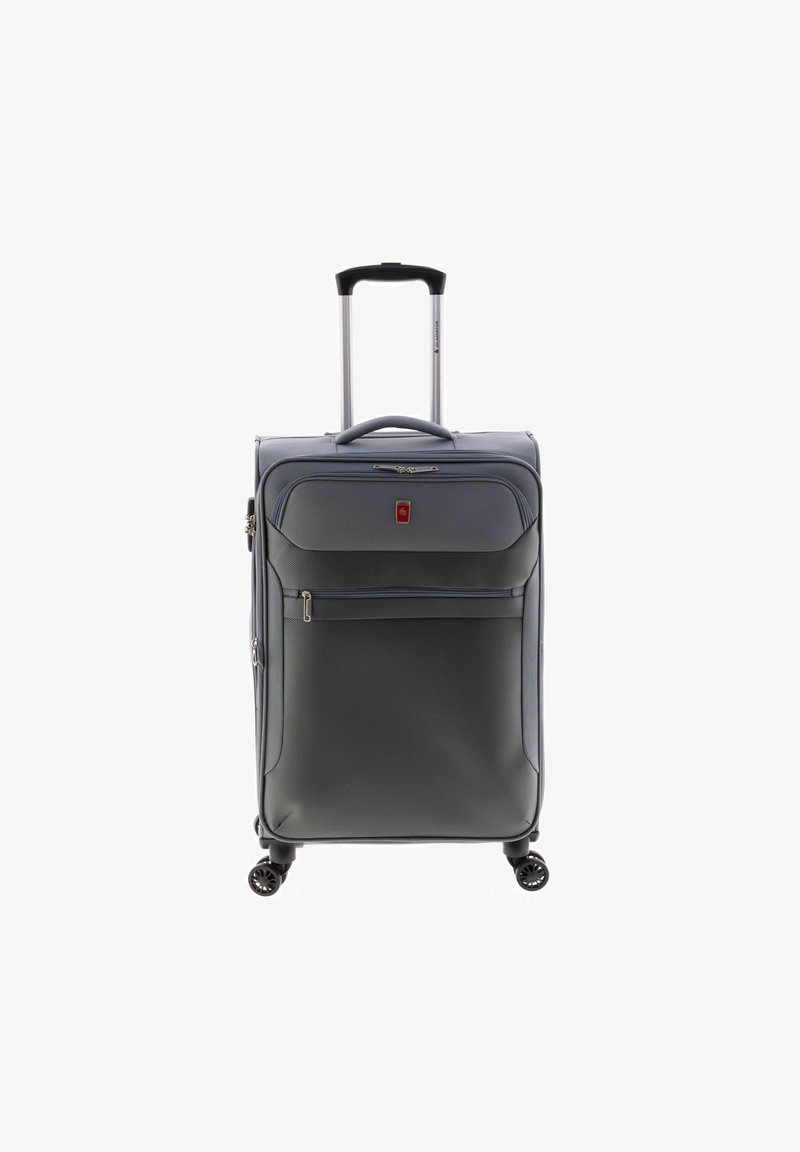 Grijze harde koffer met een gladde afwerking, uitschuifbare handgreep, draaghandgreep bovenop, voorvak met rits en vier wielen voor mobiliteit.