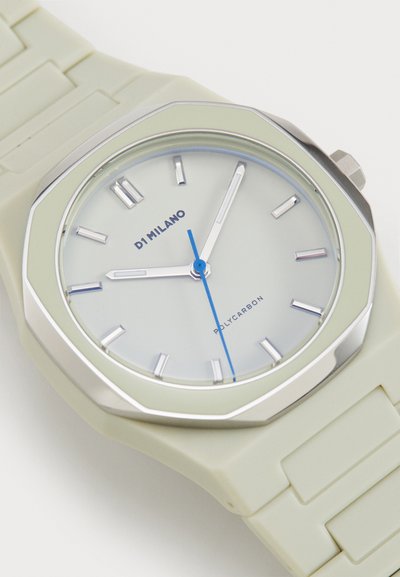 Montre en polycarbonate vert clair avec un cadran octogonal, des accents argentés et une aiguille des secondes bleue. Dispose d'un design de bracelet lisse.