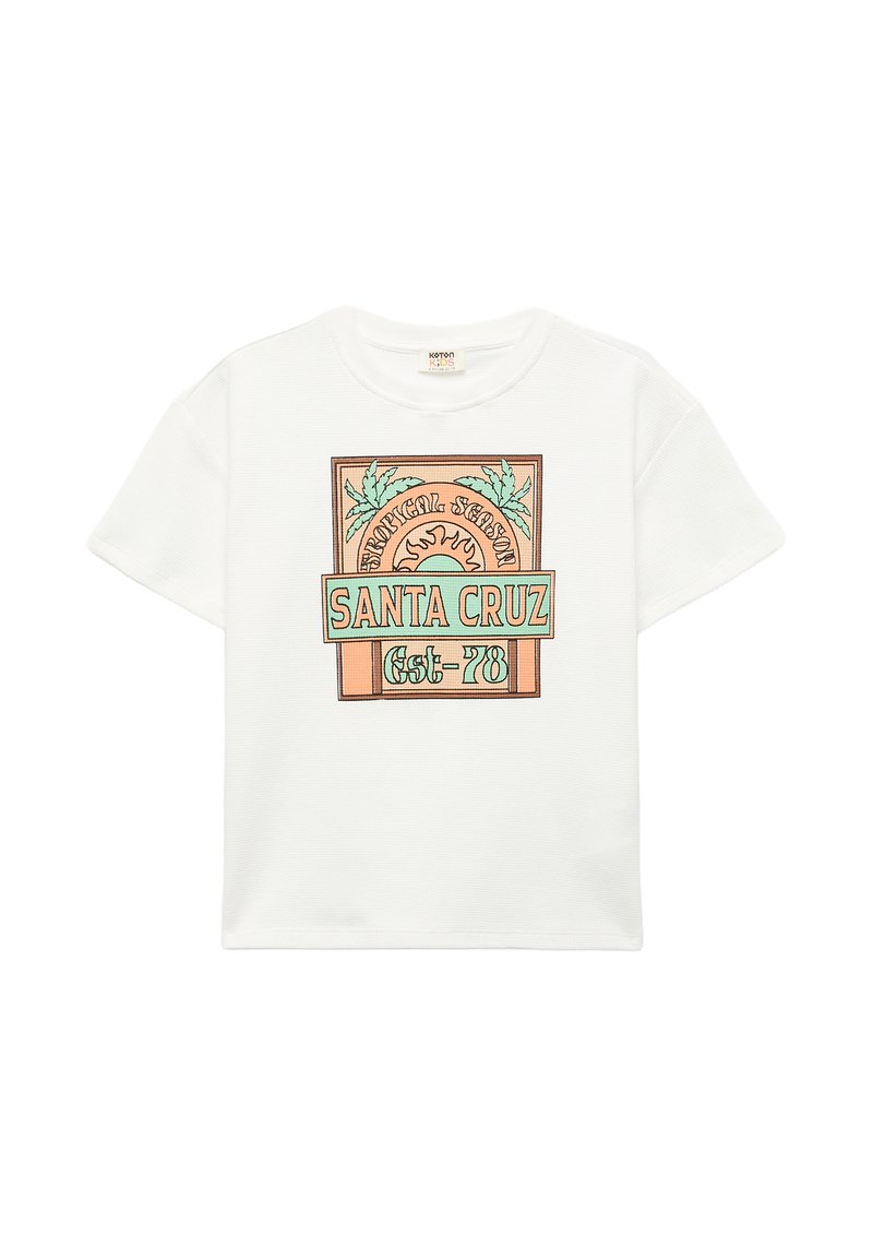 Camiseta corta blanca con un diseño gráfico colorido que presenta palmeras y un sol, mostrando el texto "SANTA CRUZ" y "Est-78".