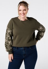 Olijfgroen sweatshirt met lange mouwen, voorzien van ingewikkelde beige bloemenborduursels op de linkermouw; ontspannen pasvorm en zachte textuur.