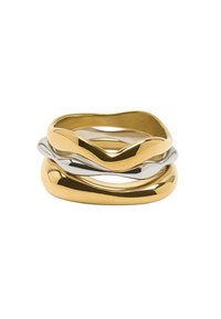 Stosowane metalowe pierścienie w złocie i srebrze, charakteryzujące się gładkimi, zakrzywionymi kształtami o różnych szerokościach i wykończeniach, tworzącymi falisty wzór.