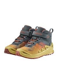 Lowa-Schuhe mit grauen und orangefarbenen Akzenten; atmungsaktives Obermaterial, strukturierte gelbe und orangefarbene Sohle sowie unterstützendes Knöeldesign. Verwendetes Gore-Tex-Material.