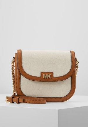Lille beige stof crossbodytas med lysebrun læderkant, guldkæde som skulderrem og gyldent "MK"-logo på den forreste klap.