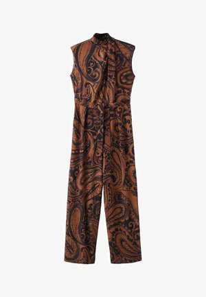 Brązowy kombinezon z wysokim dekoltem, bez rękawów i wzorem paisley w czerni. Posiada paski w talii oraz szerokie nogawki.