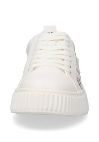 Weiße Ledersneaker mit strukturierten seitlichen Akzenten, flachen Schnürsenkeln und einer dicken, geriffelten Sohle. Verfügt über dekorative Perforationen in der Nähe der Ferse.