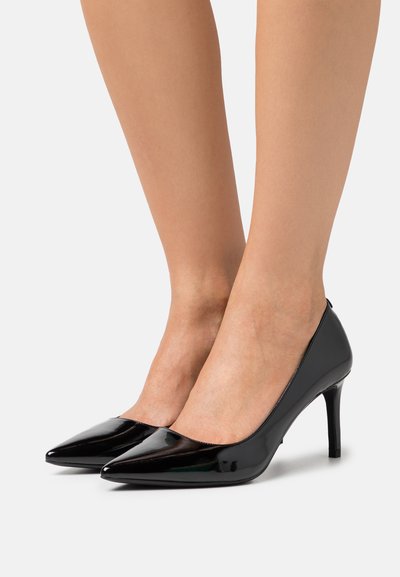 Chaussures à talons hauts en cuir verni noir avec un bout pointu, un talon aiguille élancé et une texture lisse. Design simple avec des accents minimaux.