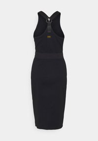 Robe noire sans manches à coupe ajustée, dotée de bretelles réglables et d'une ceinture contrastante à la taille. Texture de tissu lisse.