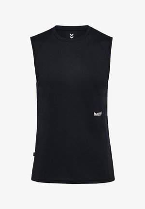 Schwarzes ärmelloses Sportshirt mit Rundhalsausschnitt, gerippter Textur und weißem Logo auf der Vorderseite. Einfaches Design, geeignet für sportliche Aktivitäten.