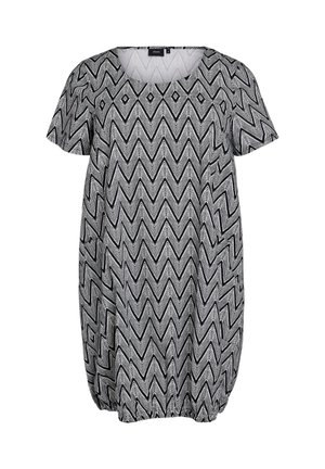 Abito corto bianco e nero con motivo a zigzag, caratterizzato da un collo rotondo e un orlo inferiore arricciato per una vestibilità morbida.