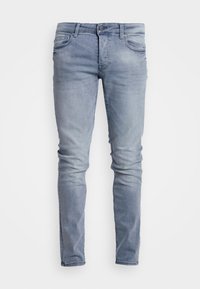 Jeans ajustados de denim azul claro, que presentan un clásico diseño de cinco bolsillos, cierre de botón y un ligero desvanecimiento para un aspecto desgastado.
